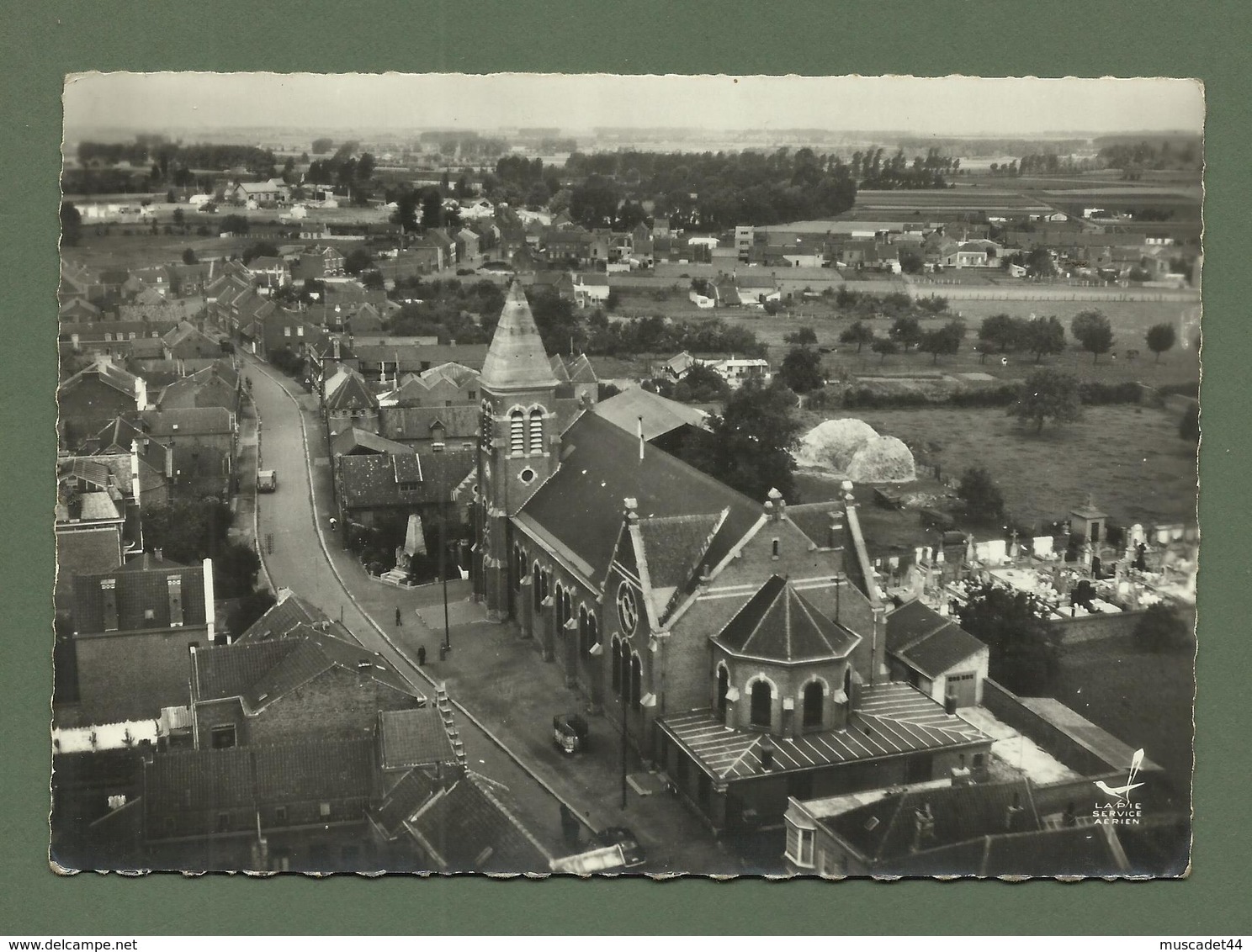 CARTE POSTALE 59 NORD   BAUVIN EN AVION AU DESSUS DE L EGLISE ET LE MONUMENT - Autres & Non Classés