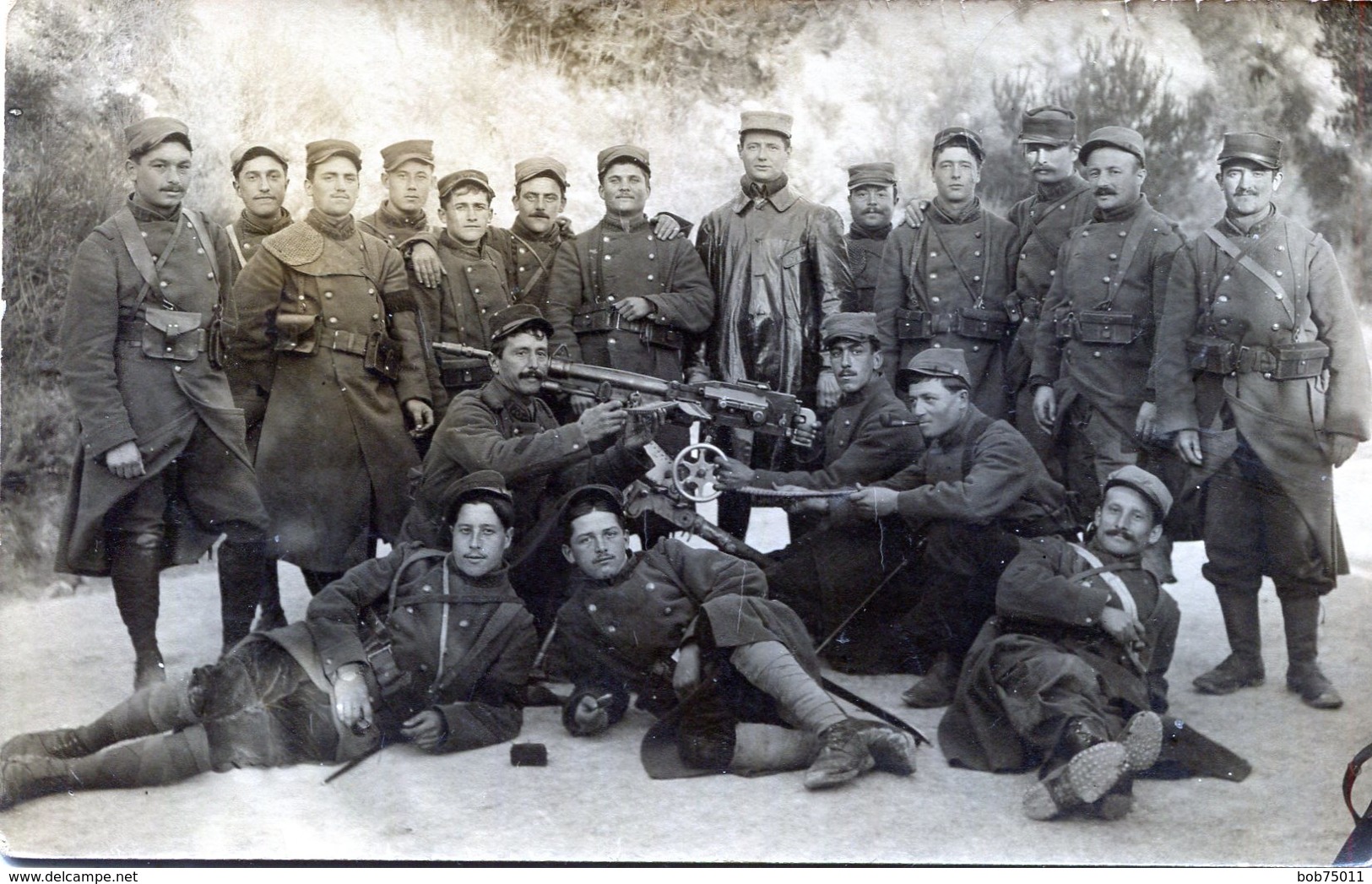 Carte Photo D'une Section De Soldat Francais Avec Leurs Officier Et Une Mitrailleuse Lourde A L'arrière Du Front En 14-1 - Guerre, Militaire