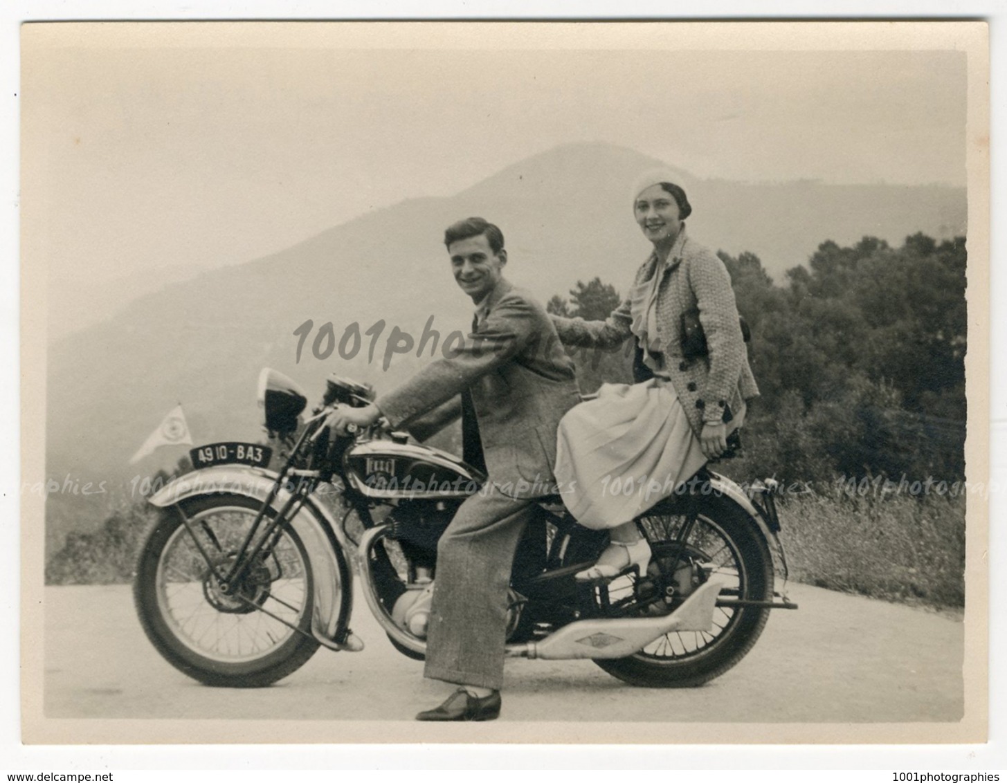 Snapshot - Portrait D&#039;un Couple Sur Une Moto. 1933. Annotations Au Dos, Voir Scan. - Other & Unclassified