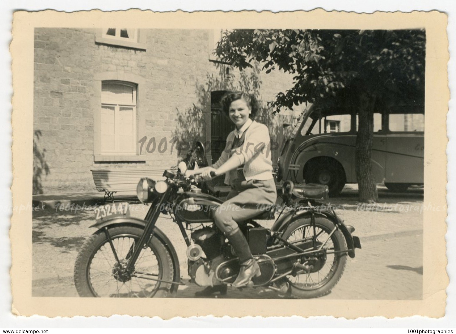 Protrait D&#039;une Femme Sur Une Moto. - Other & Unclassified