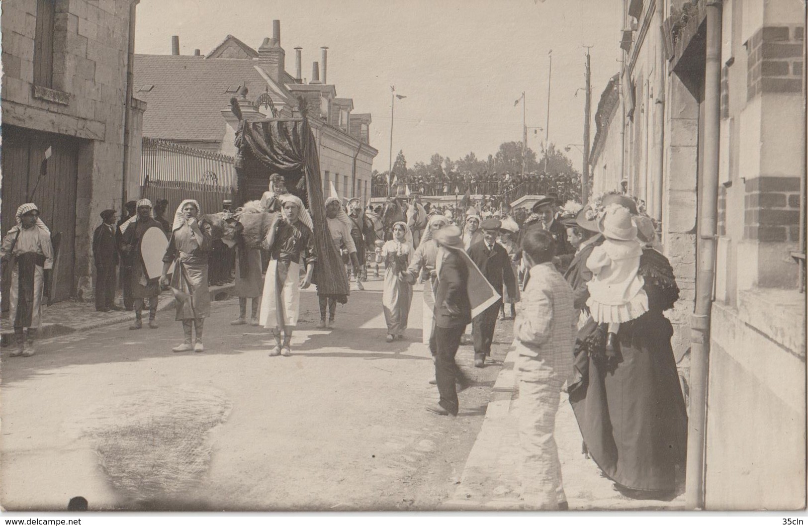 BLERE - Carte Photo D'un Personnage Dans Une Chaise à Porteur Lors D'un Carnaval Ou Fête Locale ( Carte Rare Et Animée). - Bléré