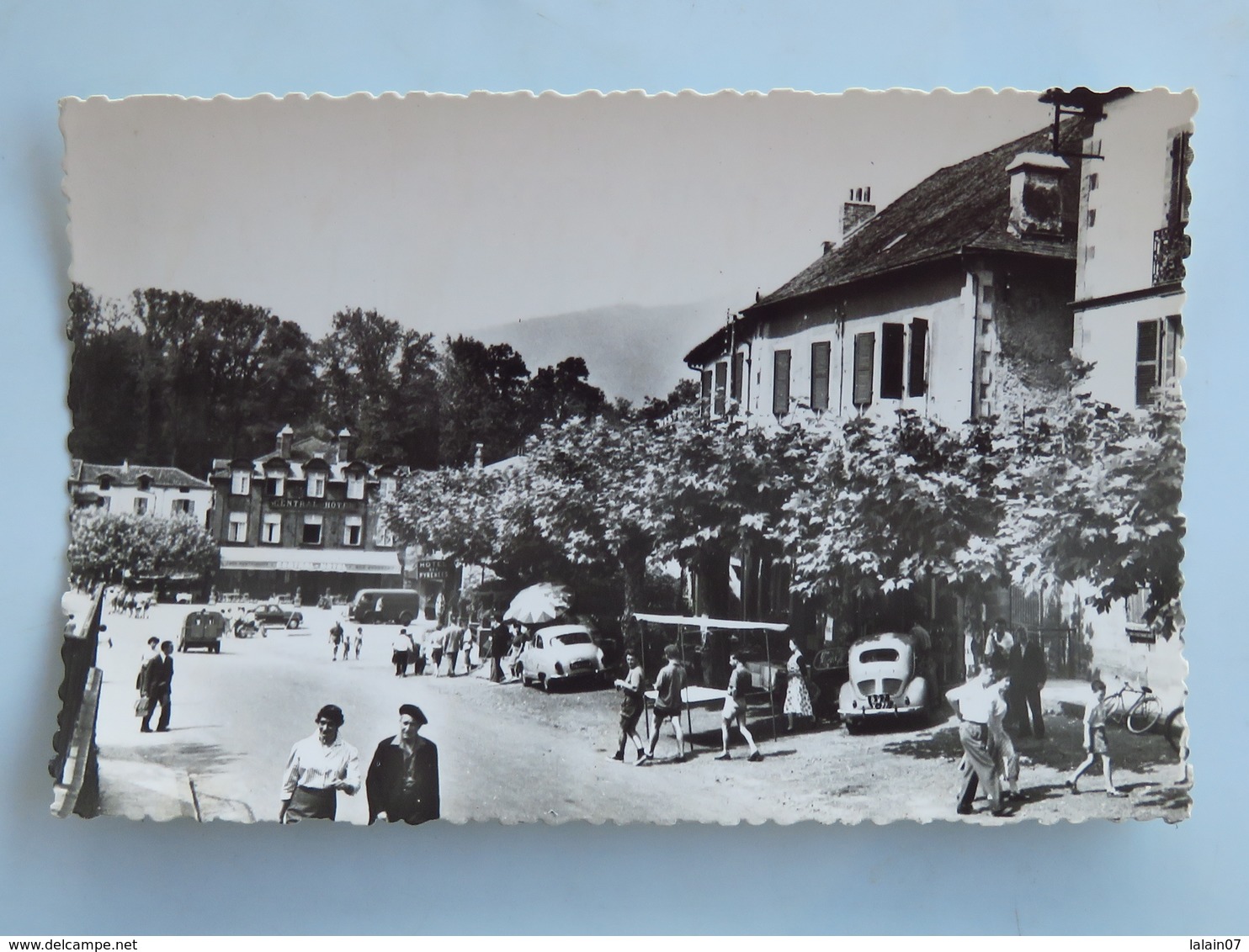 Carte Postale : 64 Saint-Jean Pied De Port : L'avenue, Animé, Voitures Années 1950 (4CV, Aronde) - Saint Jean Pied De Port