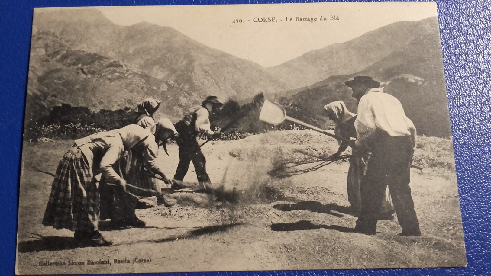 Rare Carte Postale : CORSE - Le Battage De Blè ; Collection Simon Damiani , Bastia - Autres & Non Classés