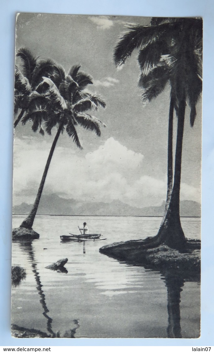 Carte Postale : Dans Le Sillage De Bougainville : TONGA, L'Ile Des Amis, 2 Timbres En 1955, édité Par Plasmarine - Tonga