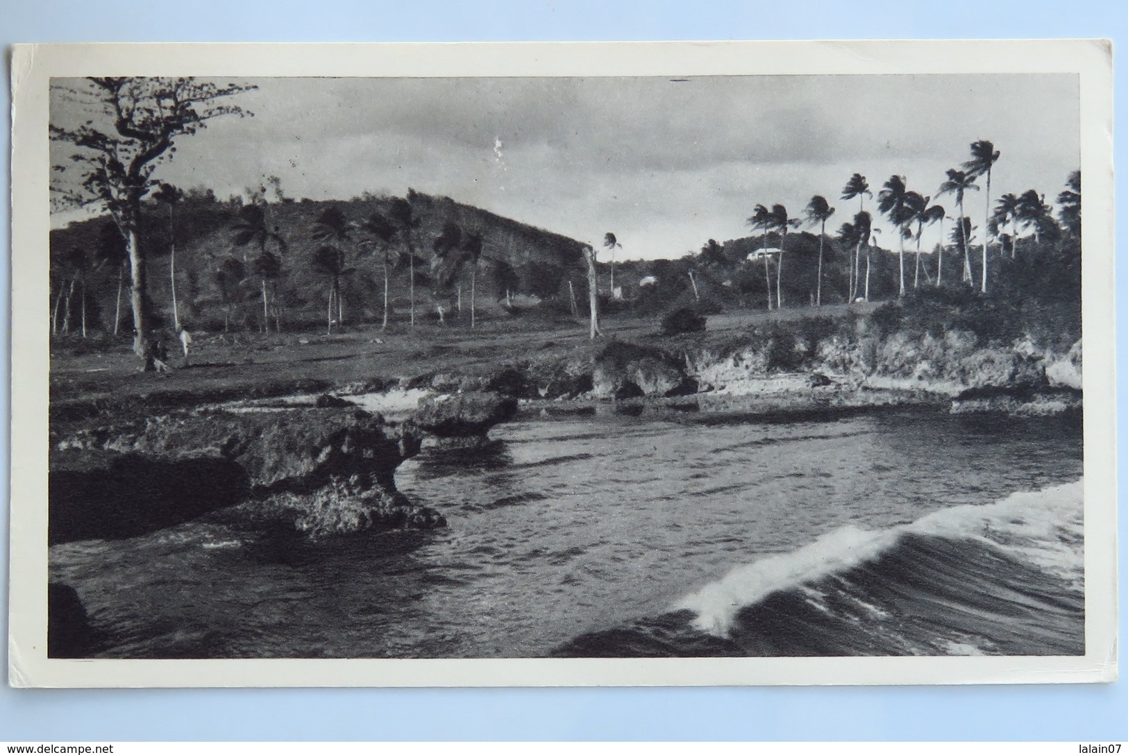 Carte Postale : TRINIDAD TOBAGO : Trinité, Bord De Mer, 2 Timbres En 1952, édité Par Plasmarine - Trinidad