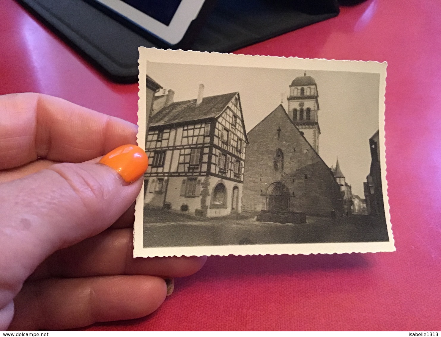 Photo Noir Et Blanc Alsace Kaysersberg 1963 Village Eglise  Femme En Train De Marcher - Luoghi