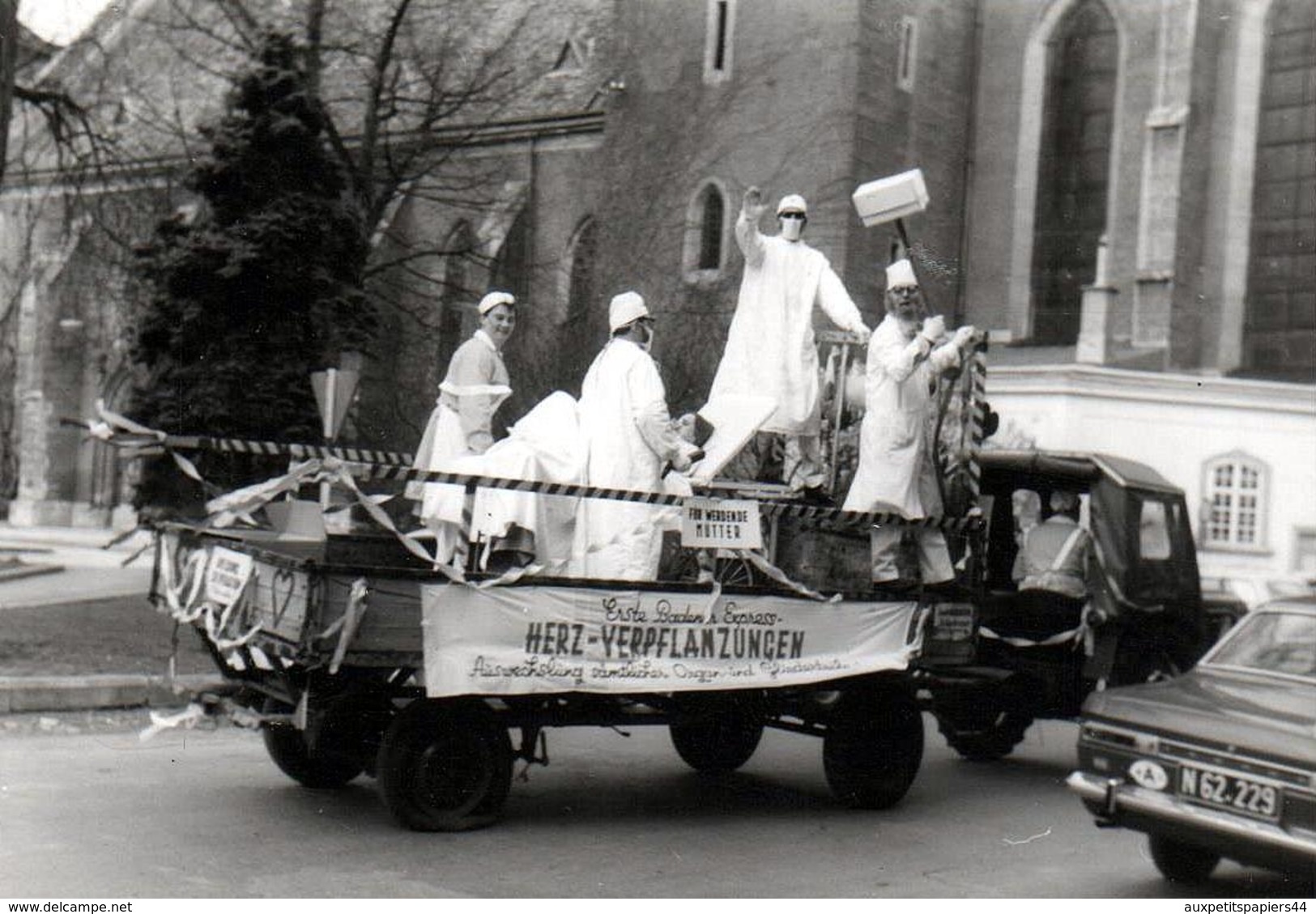 Photo Originale Carnaval, Cavalcade Et Défilé Vers 1970, Char Hôpital & Infirmiers - Herz-Verpflanzungen - Tracteur - Anonymous Persons