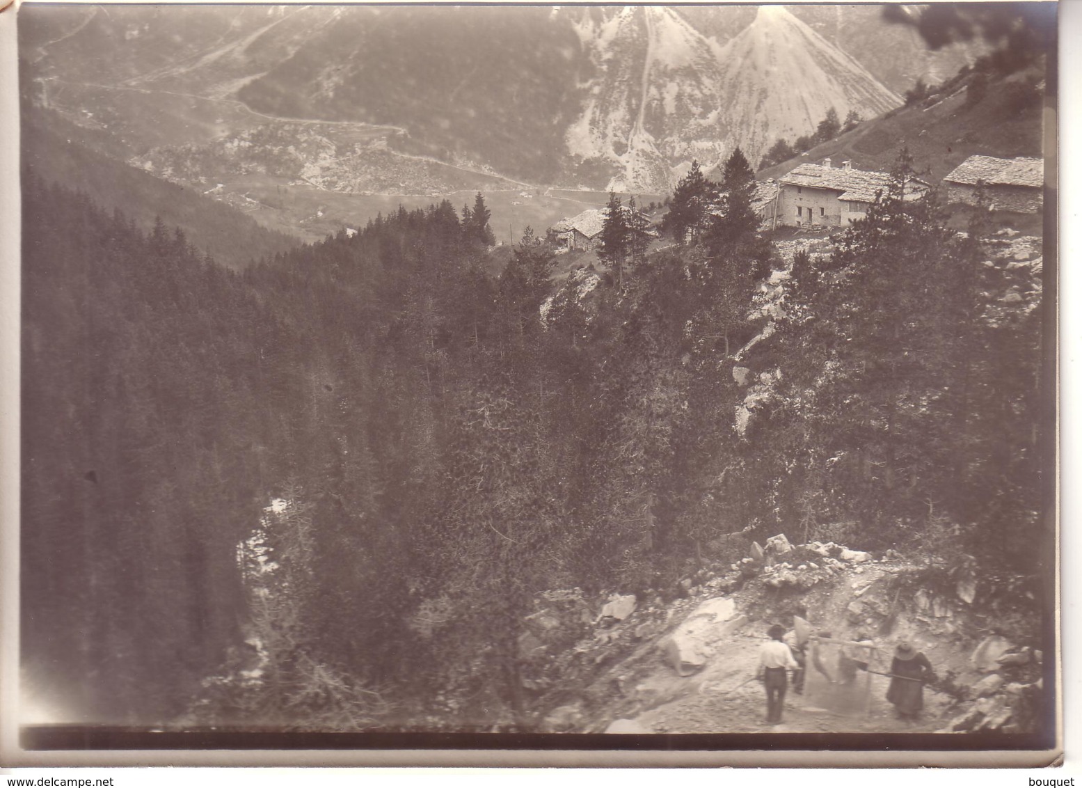 SAVOIE , HAUTE SAVOIE ?? - PHOTO NON SITUEE - VILLAGE EN MONTAGNE , TRAVAIL DE TAMISAGE - Lieux