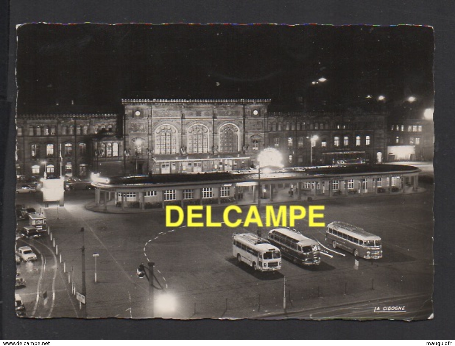 DD / BUS & AUTOCARS / STRASBOURG / LA GARE DES AUTOCARS DEVANT LA GARE SNCF VUE DE NUIT / VIEUX AUTOCARS - Bus & Autocars