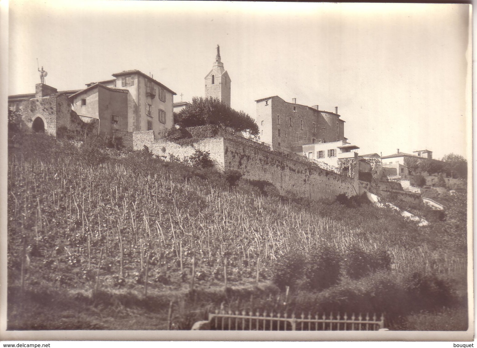 RHÔNE - CHAZAY D' AZERGUES - PHOTO - LOT DE 2 PHOTOS , VILLAGE , EGLISE , PORTE DU BABOIN - Lieux