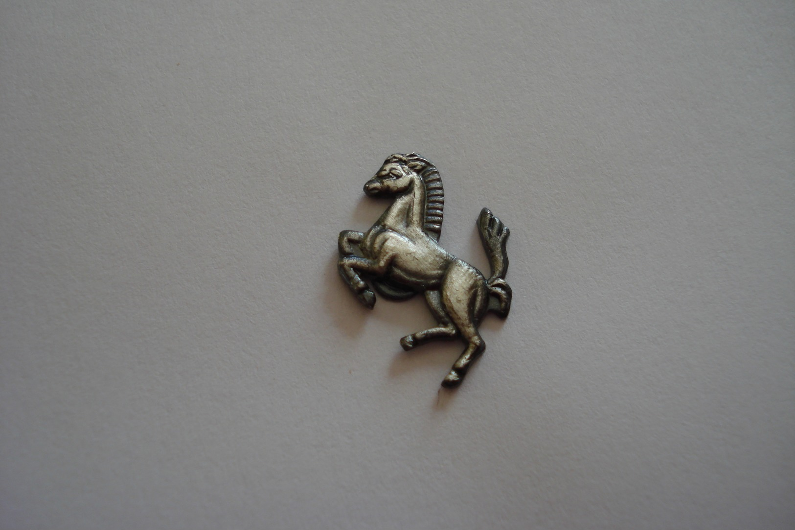 20190807-3194 LOGO CHEVAL  AUTOMOBILE FERRARI  EN METAL ARGENT - Ferrari