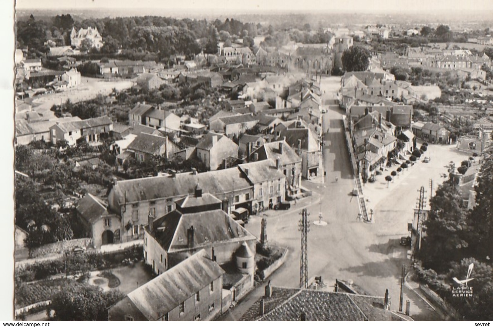 MONCOUTANT..- Vue Générale. Le Rond-Point. CPM Pas Courante - Moncoutant