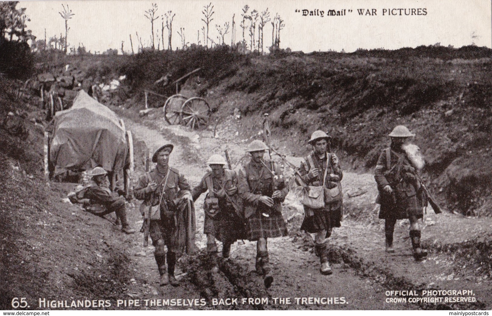 AQ54 Military - Daily Mail Battle Pictures 65 - Highlanders Pipe Themselves Back From The Trenches - War 1914-18