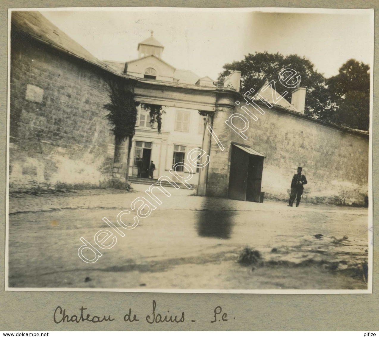 Guerre De 1914-18 . P. C. Au Château De Sains-en-Gohelle . 3 Photos . Soldats . - Guerre, Militaire