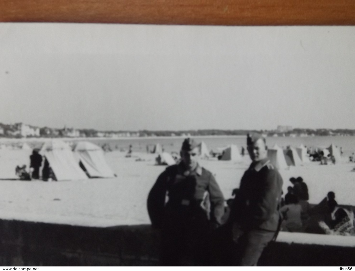 WW2 GUERRE 39 45 ROYAN SOLDATS ALLEMANDS AVEC DAGUE  SUR LA DIGUE DE LA PLAGE - Royan