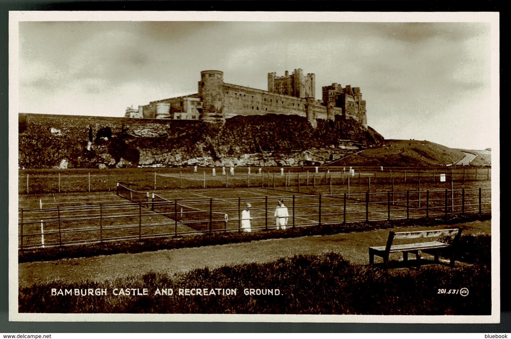 Ref 1313 - Real Photo Postcard Tennis Courts & Bamburgh Castle - Northumberland - Sport Theme - Otros & Sin Clasificación