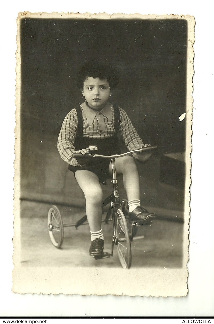 5070 " BAMBINO SUL TRICICLO "   -FOTO-CARTOLINA  ORIGINALE - Persone Anonimi