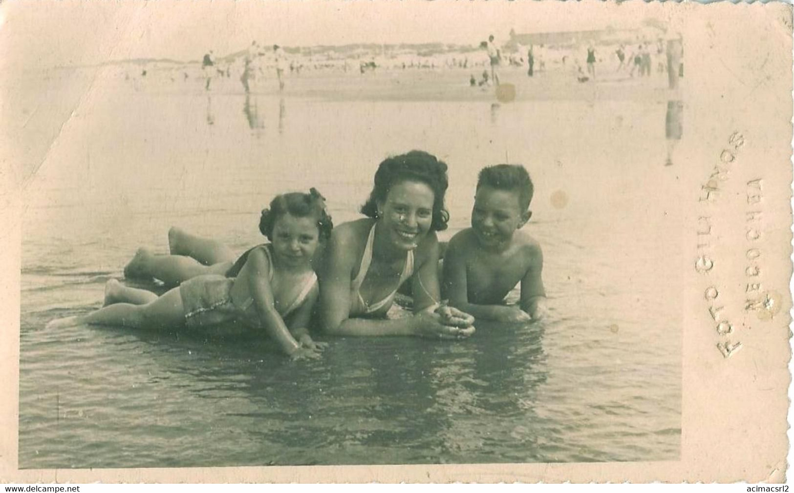 X1790 Smiling WOMAN FEMME Boy Garcon & Girl Fille In Swimsuit Lying By The Necochea Beach - Photo Postcard 1949 - Pin-Ups