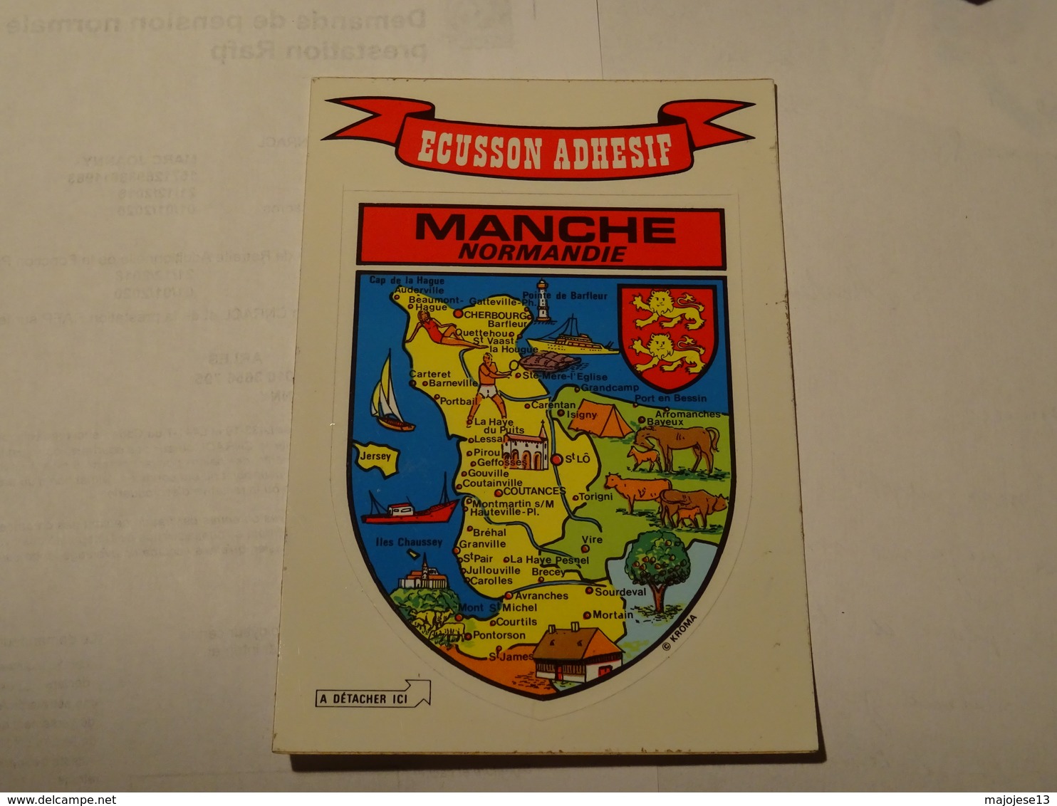 Carte Blason écusson Adhésif Autocollant Sticker Manche Normandie Carte Avec Vues Adesivi Stemma Aufkleber Wappen - Obj. 'Souvenir De'