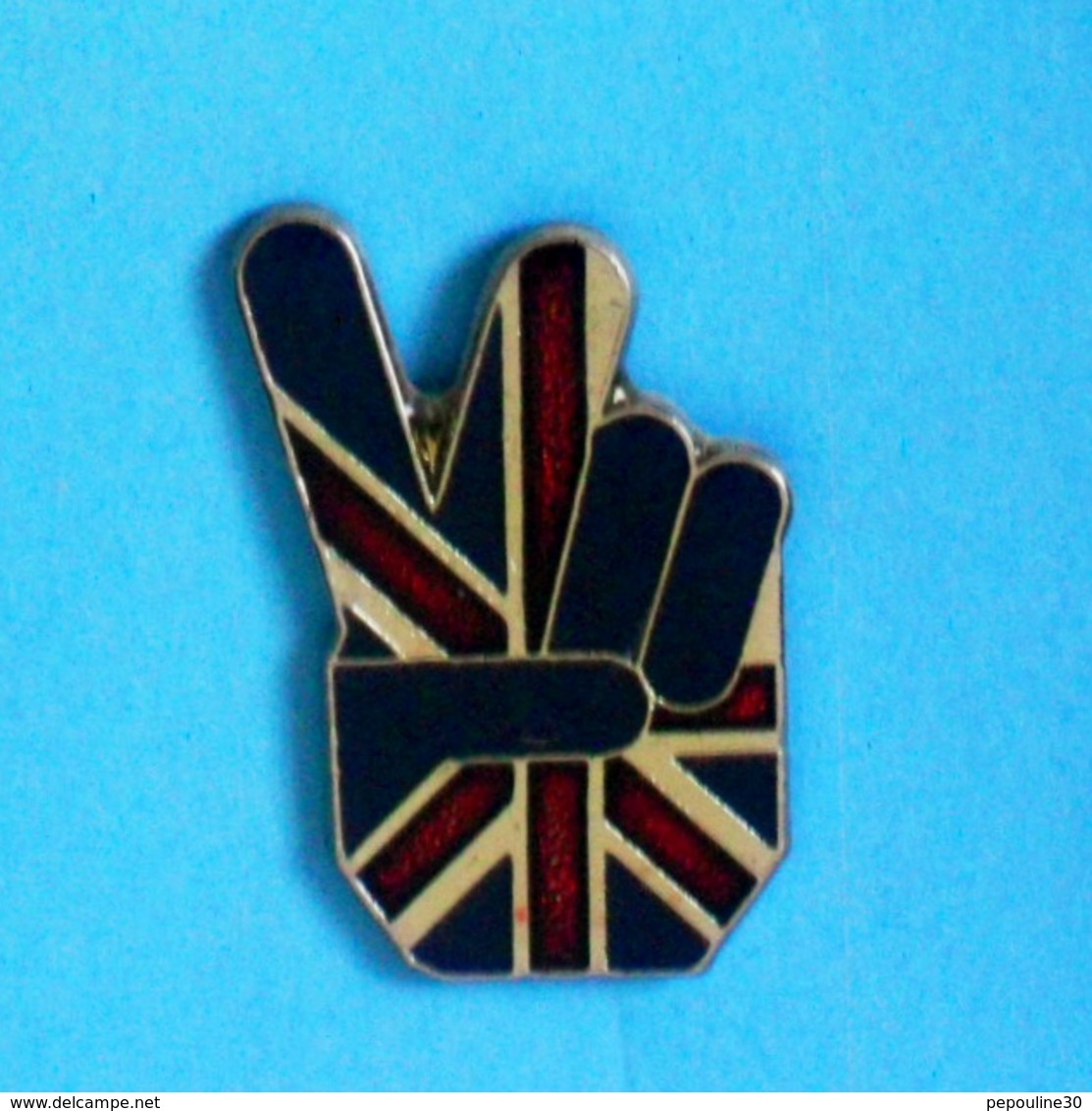 1 PIN'S //  ** ' V ' DE LA VICTOIRE / DRAPEAU ANGLAIS / BRITANNIQUE / ROYAUME-UNI ** - Autres & Non Classés