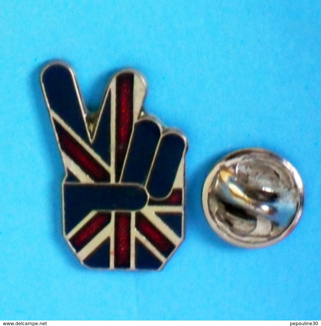 1 PIN'S //  ** ' V ' DE LA VICTOIRE / DRAPEAU ANGLAIS / BRITANNIQUE / ROYAUME-UNI ** - Autres & Non Classés