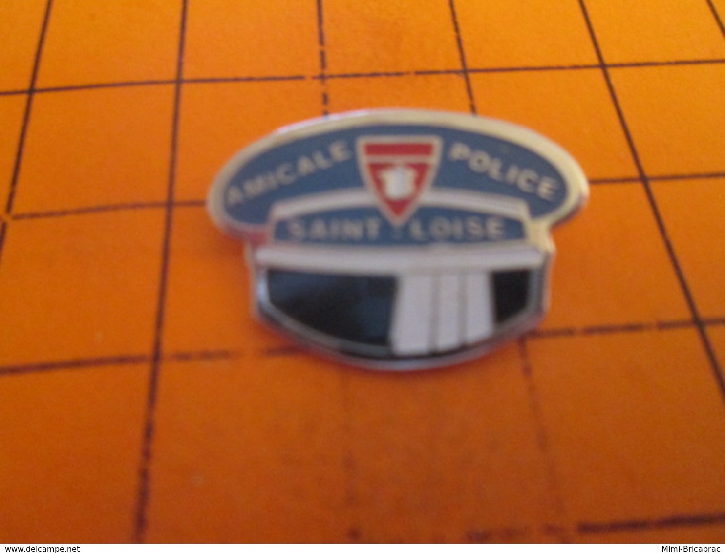 313i Pin's Pins / Beau Et Rare : Thème POLICE / AMICALE POLICE ST LÔ CASQUETTE DE MANCHOT !! - Police