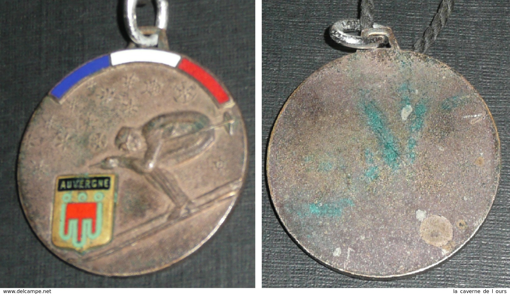 Rare Ancienne Médaille En Métal émaillé, Ski Skieur, Auvergne - Sports D'hiver