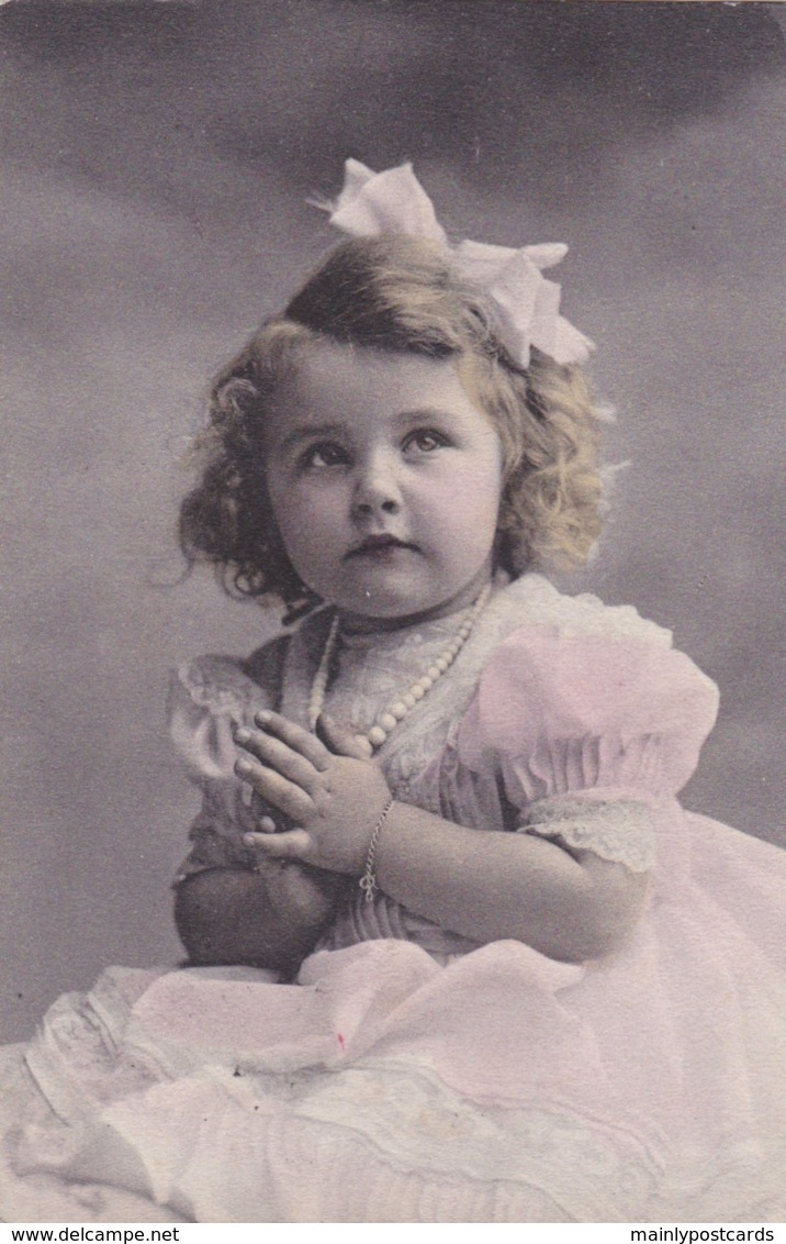 AS77 Children - Young Girl With A Ribbon In Her Hair - Children And Family Groups