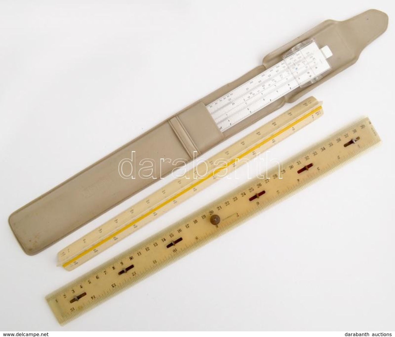 Reiss Logarléc Tokban, H: 31 Cm, Régi Vonalzó, H: 40 Cm.+Rotring Léptékvonalzó, H: 32 Cm. - Andere & Zonder Classificatie