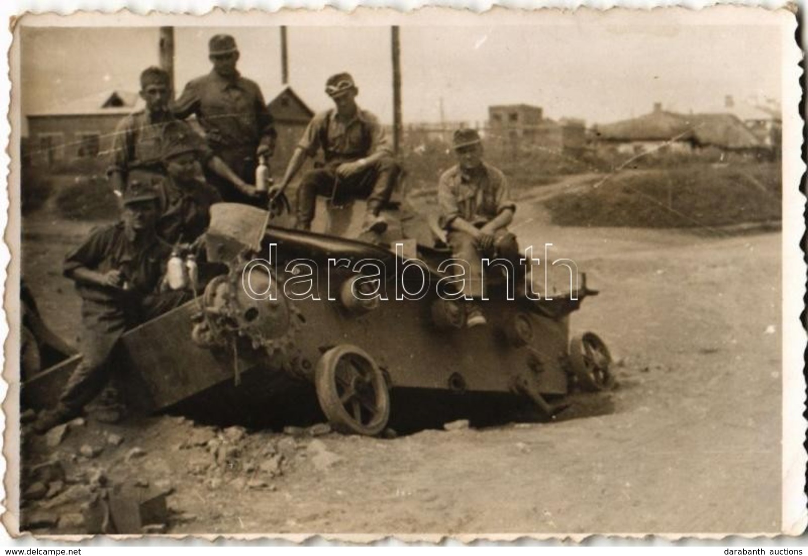 Cca 1941-1945 Magyar Katonák A Keleti Fronton, Kilőtt Lánctalpas Jármű Roncsával, Fotó, 6×9 Cm - Andere & Zonder Classificatie