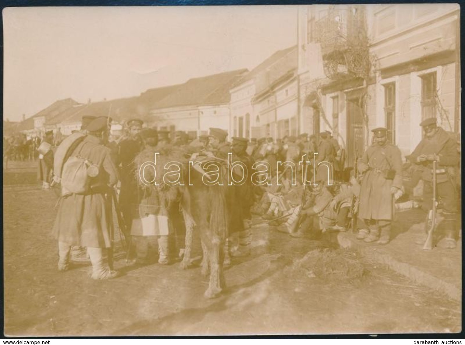 1916 Bolgár Katonák Egy Macedón Városban. Jelzett Sajtófotó / Bulgarian Soldiers In A Macedonian City. 11x15 Cm - Other & Unclassified