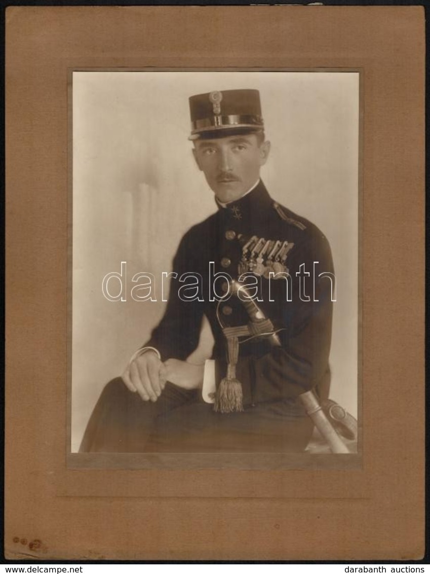 Cca 1920 Főhadnagy Kitüntetésekkel, Kartonra Kasírozott Fotó, 23×17 Cm - Sonstige & Ohne Zuordnung
