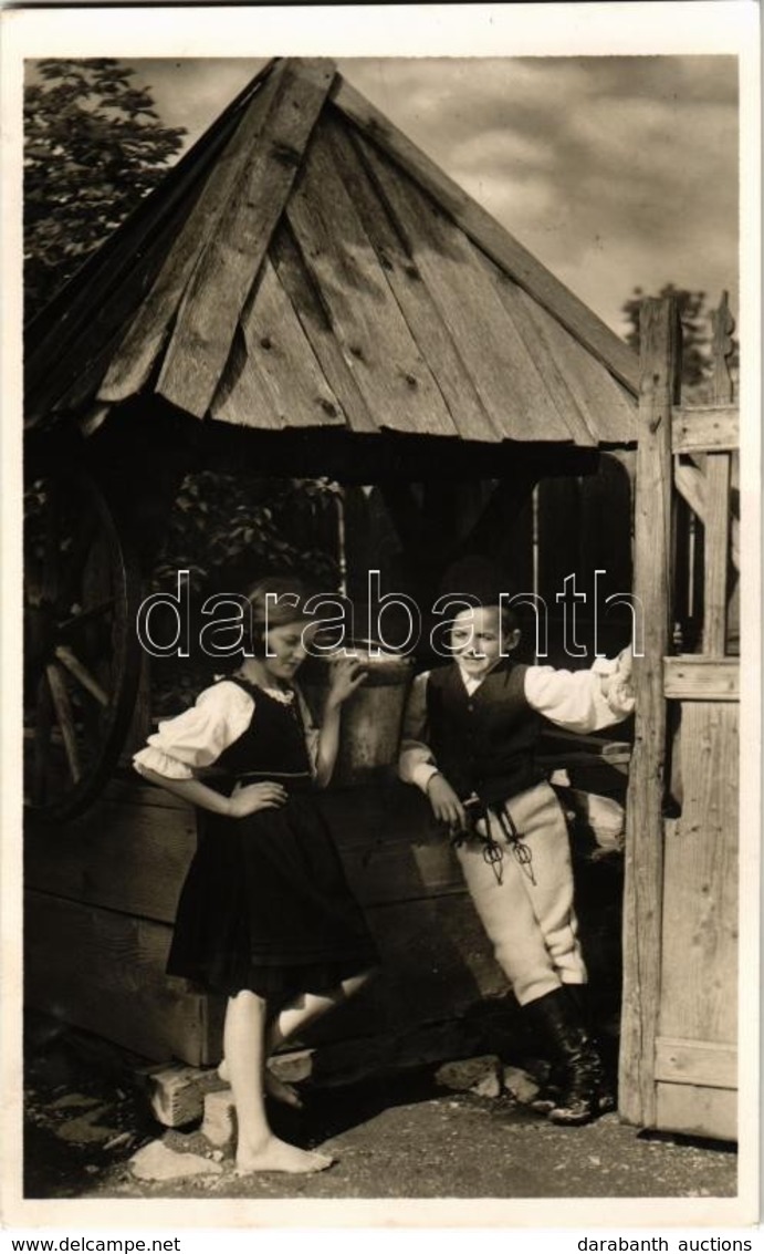 ** T2 Csíktaploca, Toplita Ciuc (Csíkszereda, Miercurea Ciuc); Székely Gyermekek A Kútnál, Folklór. Andory Aladics Zoltá - Zonder Classificatie