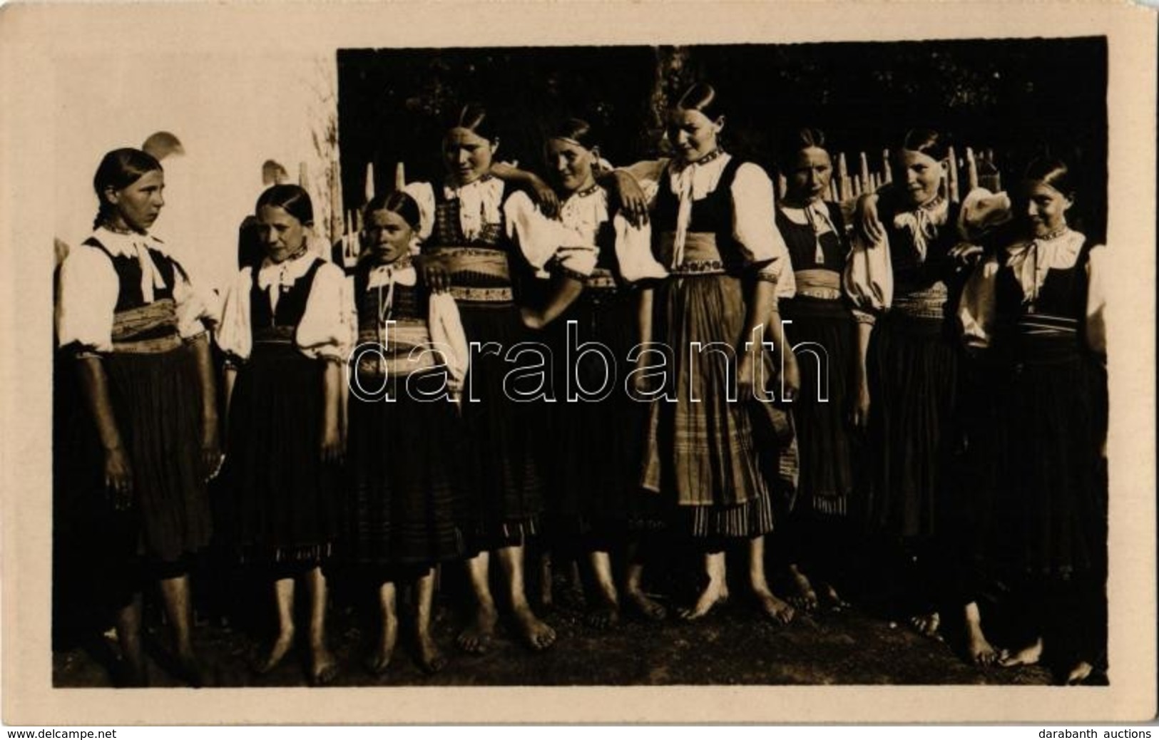 ** T2/T3 Csákháza, Kis-Kubra, Malá Kubra; Fiatal Lányok Népviseletben / Dievcatá / Folklore, Young Girls. Fot. Karol Pli - Zonder Classificatie