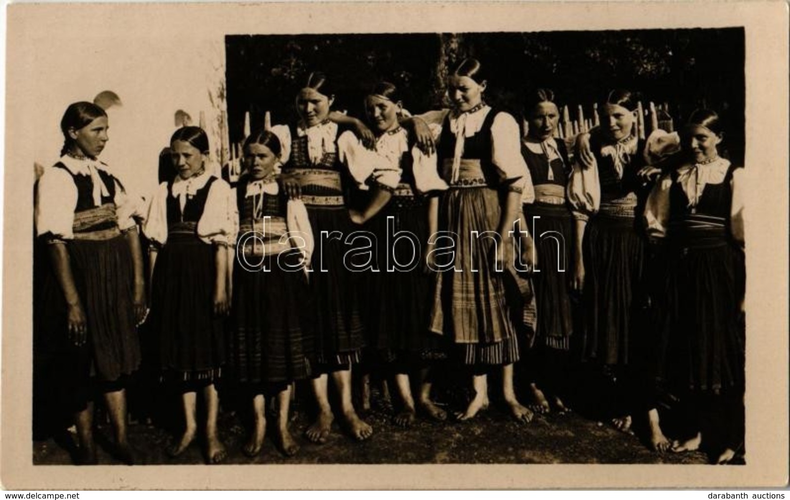 ** T1 Csákháza, Kis-Kubra, Malá Kubra; Fiatal Lányok Népviseletben / Dievcata / Folklore, Young Girls. Fot. Karol Plicka - Unclassified