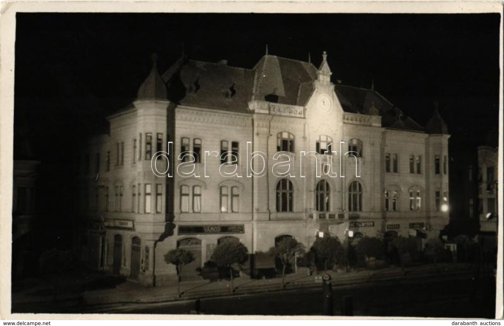 T2 1938 Léva, Levice; Városház Este, Vámos, Singer és Ignác Trebitsch üzlete / Town Hall, Shops, Night. Klub Filatelia P - Zonder Classificatie