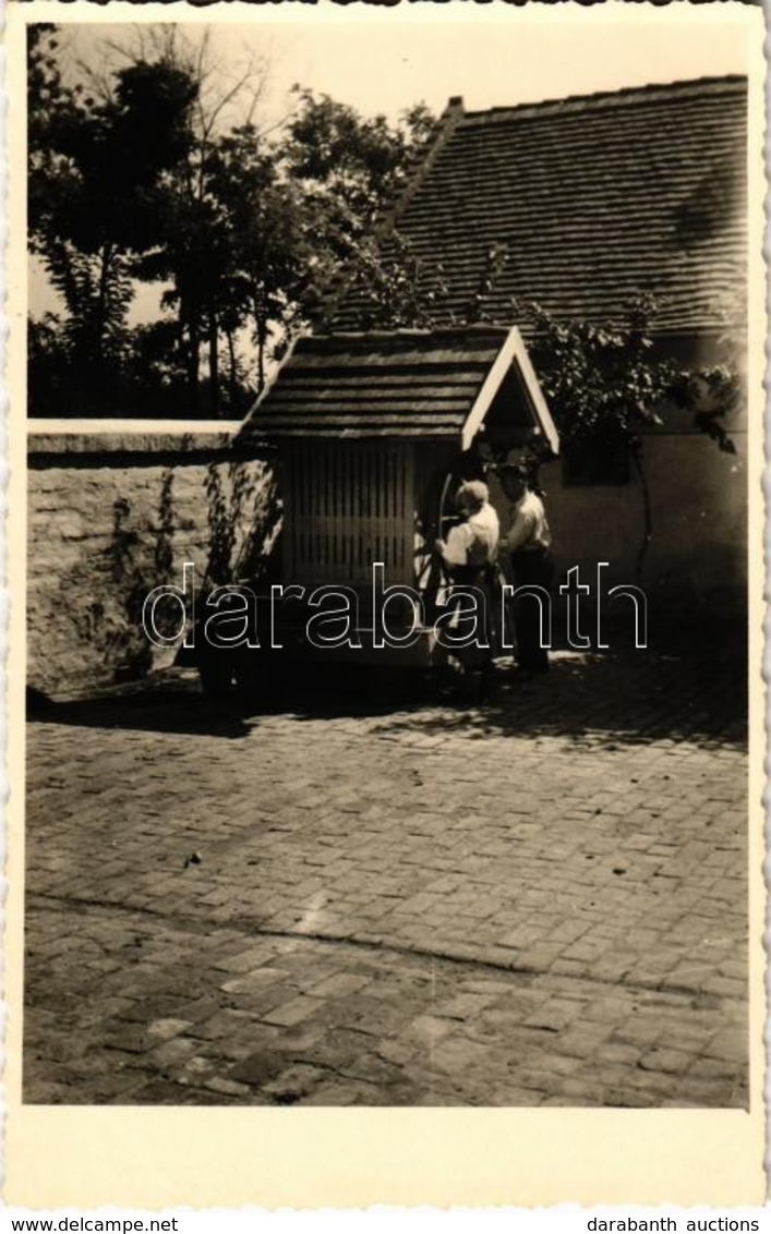 * T2 1941 Nagykárolyfalva, Károlyfalva, Karlsdorf, Banatski Karlovac; Brunnen / Kerekes Kút / Well. Photo - Ohne Zuordnung