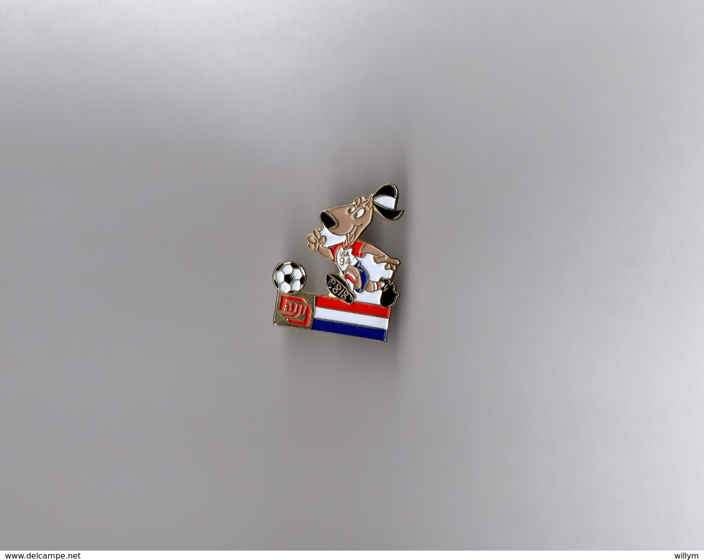 Pin's Fuji / Striker Mascotte Coupe Du Monde De Football 1994 Usa - Drapeau Pays Bas (signé 1992 ISL Fujifilm) - Football