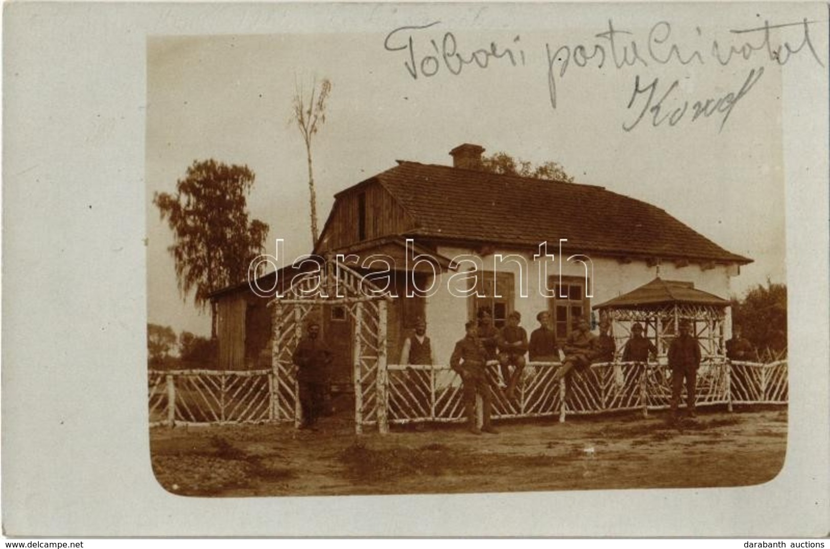 * T2 1917 Tábori Postahivatal Kowelben (Ukrajna), Katonák A Kerítésnél / WWI Austro-Hungarian K.u.K. Military Field Post - Unclassified