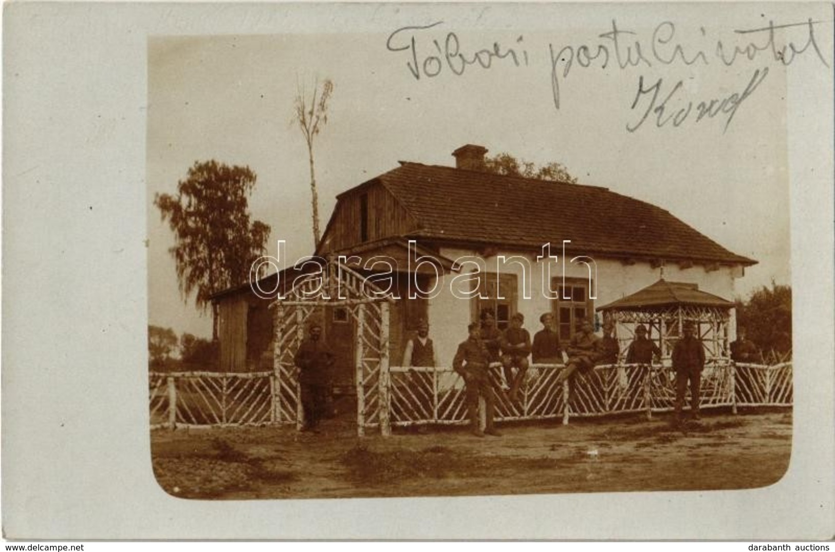 * T2 1917 Tábori Postahivatal Kowelben (Ukrajna), Katonák A Kerítésnél / WWI Austro-Hungarian K.u.K. Military Field Post - Sin Clasificación