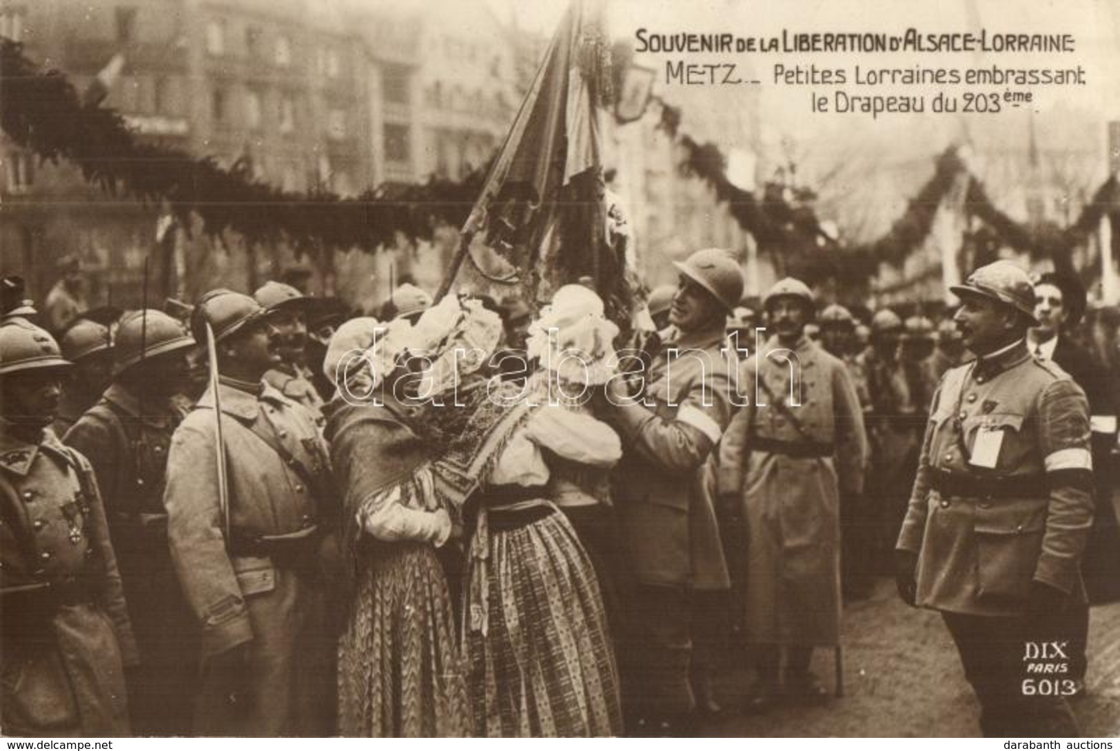 T2 Metz, Petites Loraines Embrassabt Le Drapeau Du 203éme / WWI French Soldiers Liberates The City Of Metz - Zonder Classificatie