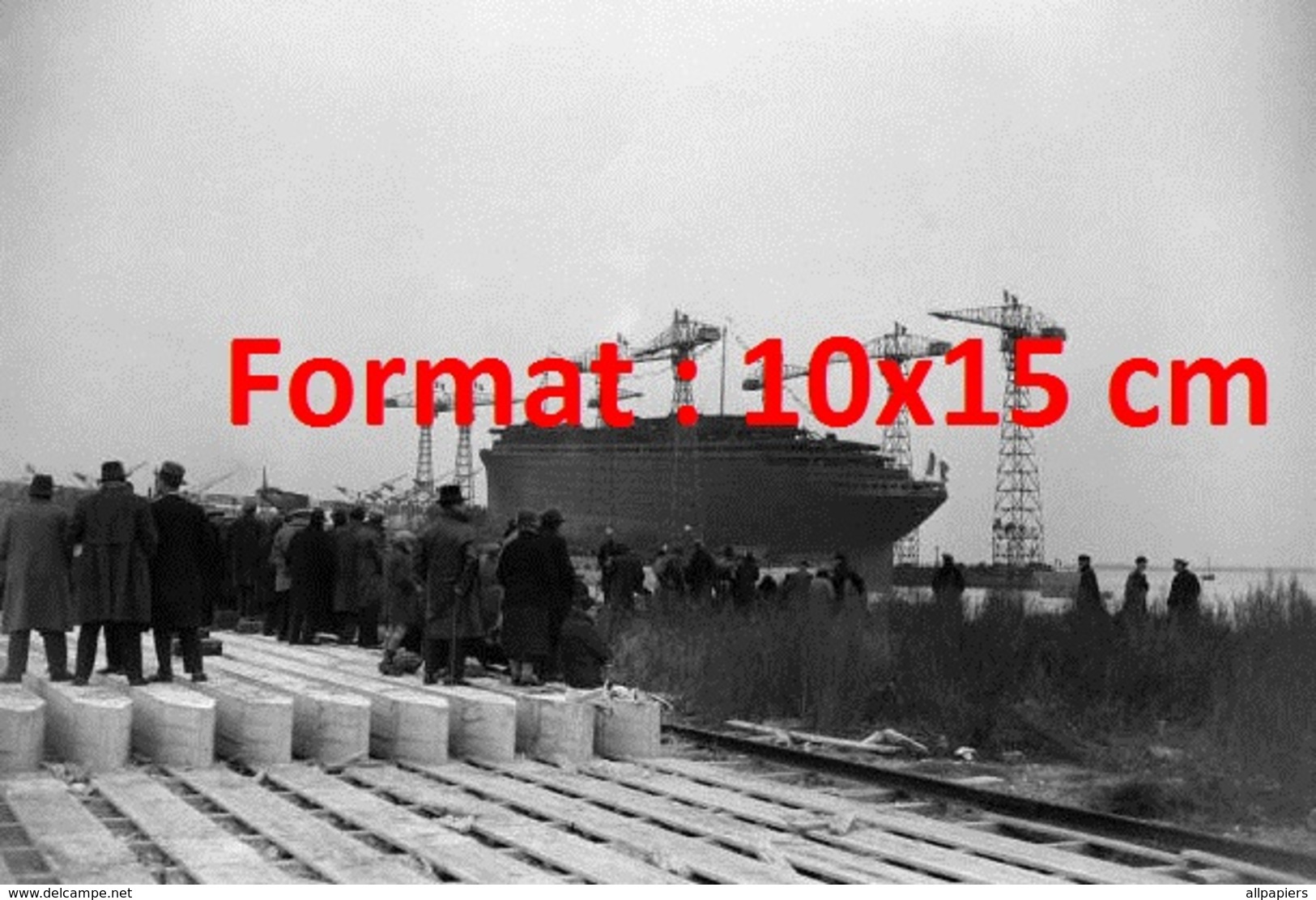 Reproduction D'une Photographie Ancienne De Personnes Regardant Le lancement Du Paquebot "Le Normandie" en 1932 - Other & Unclassified