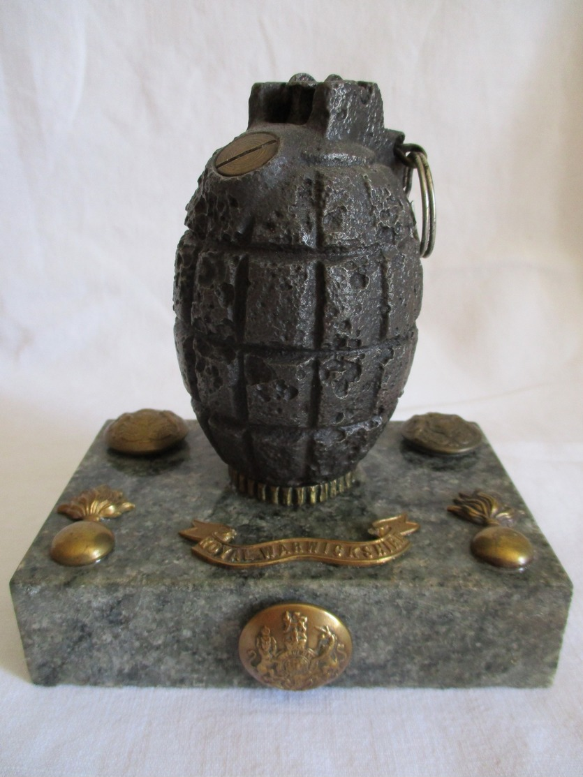 WW1 Grenade Mills N° 5 MKL Anglaise Montée Sur Socle En Marbre, Elle Est Agrémentée De Boutons Et D'insignes Anglais - Armi Da Collezione