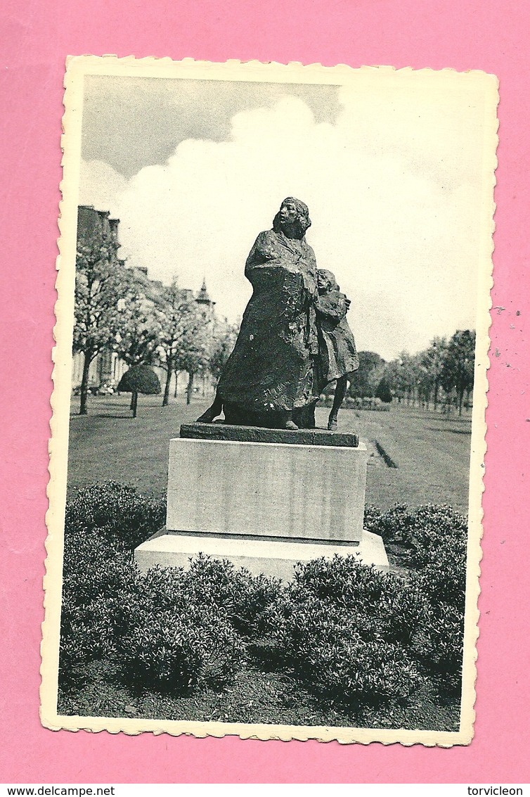 C.P. Mechelen = Schuttersvest.  Standbeeld De VLUCHT Voor Het  Oorlogsgeweld 19410-1944 - Mechelen