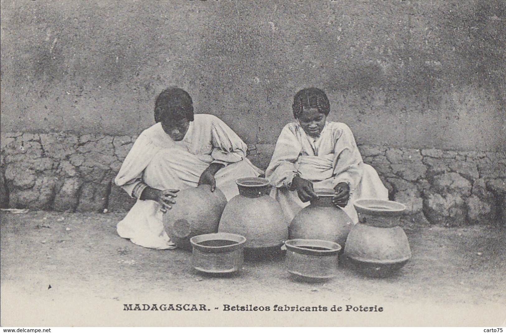 Afrique - Madagascar - Tribu - Femmes Betsileos Fabricant Poteries - Madagascar