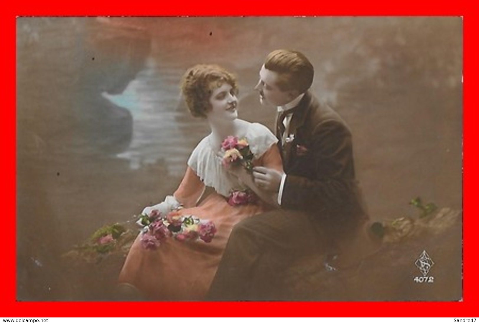 CPA  COUPLES.  Jolie Femme En Robe Mousseline Et Dentelle Et Son Amoureux, Bouquet De Fleurs..J483 - Couples