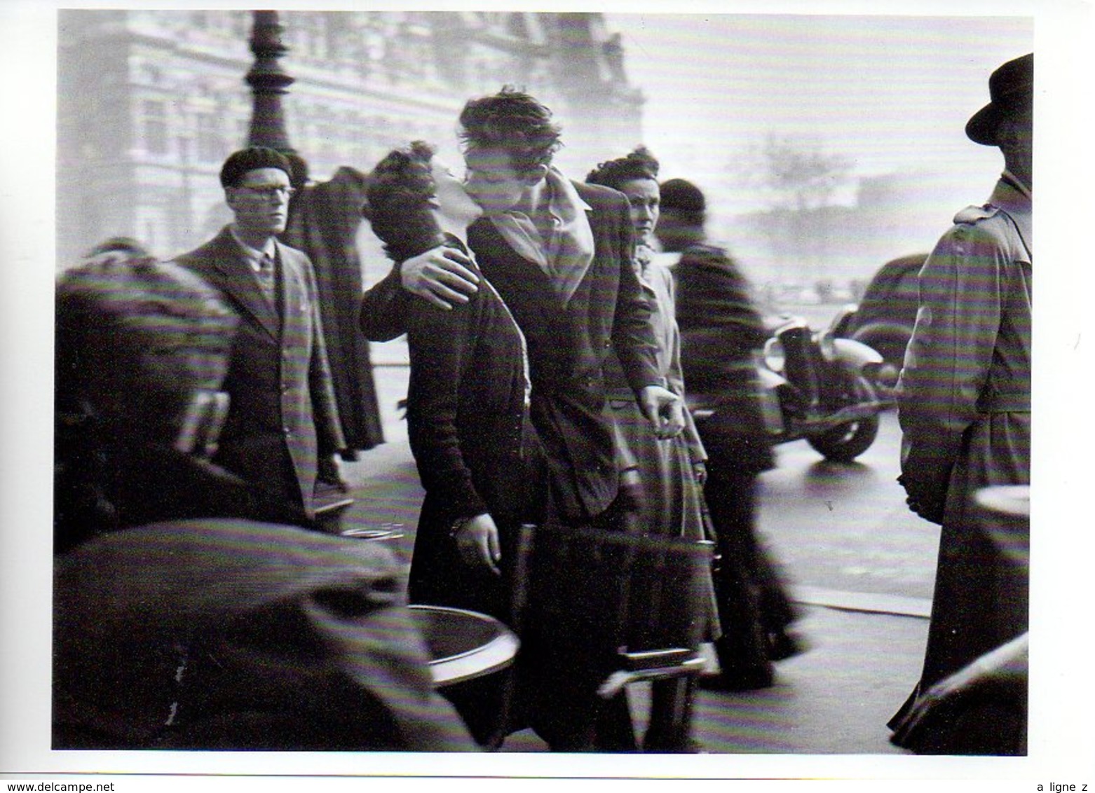 REF 352 : CPM Robert DOISNEAU Mythique Le Baiser De L'hotel De Ville Paris (ed Fotofolio ) - Doisneau