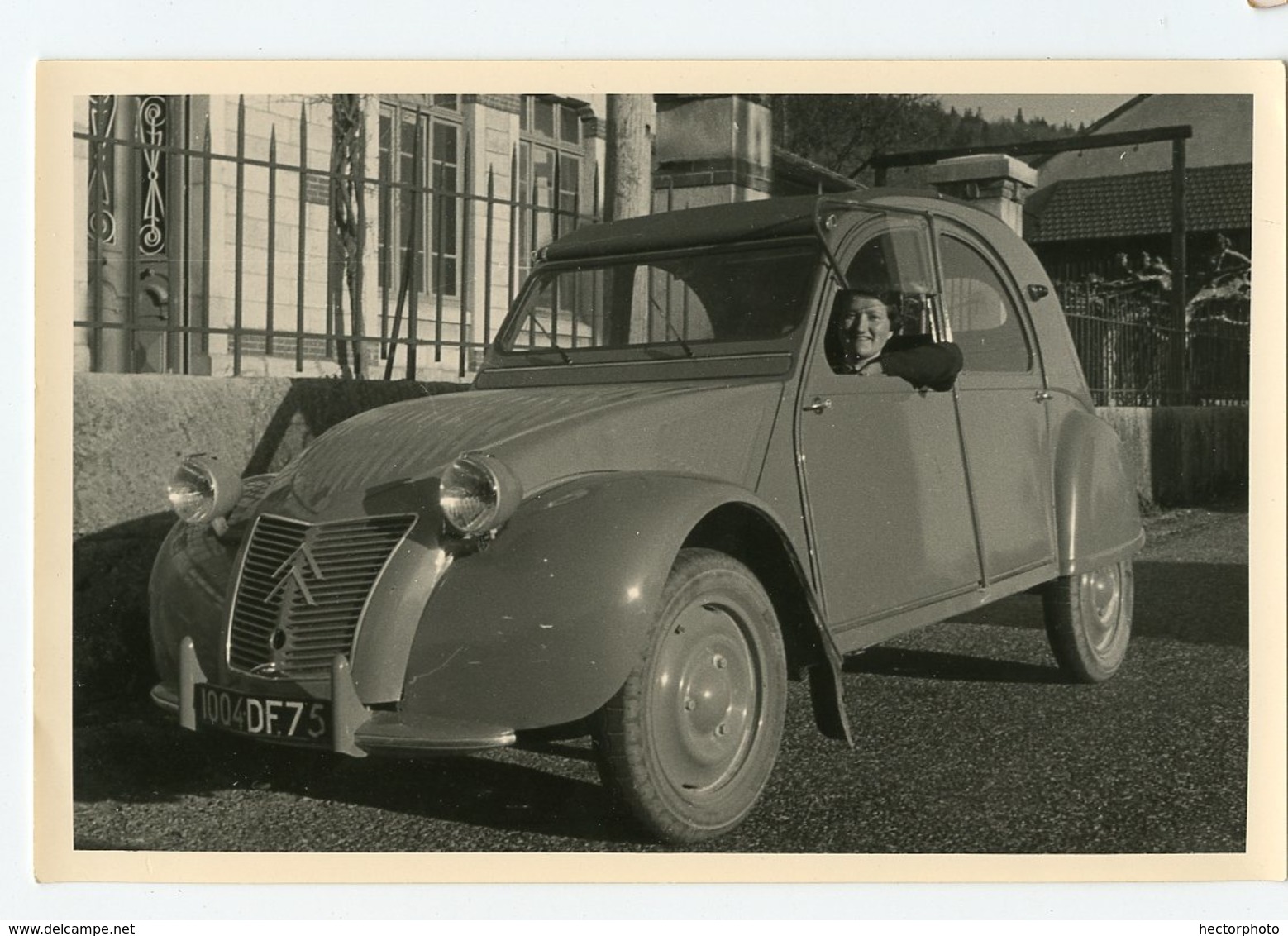 Superbe Citroen 2CV Femme Woman 1004 DF 75 - Automobiles