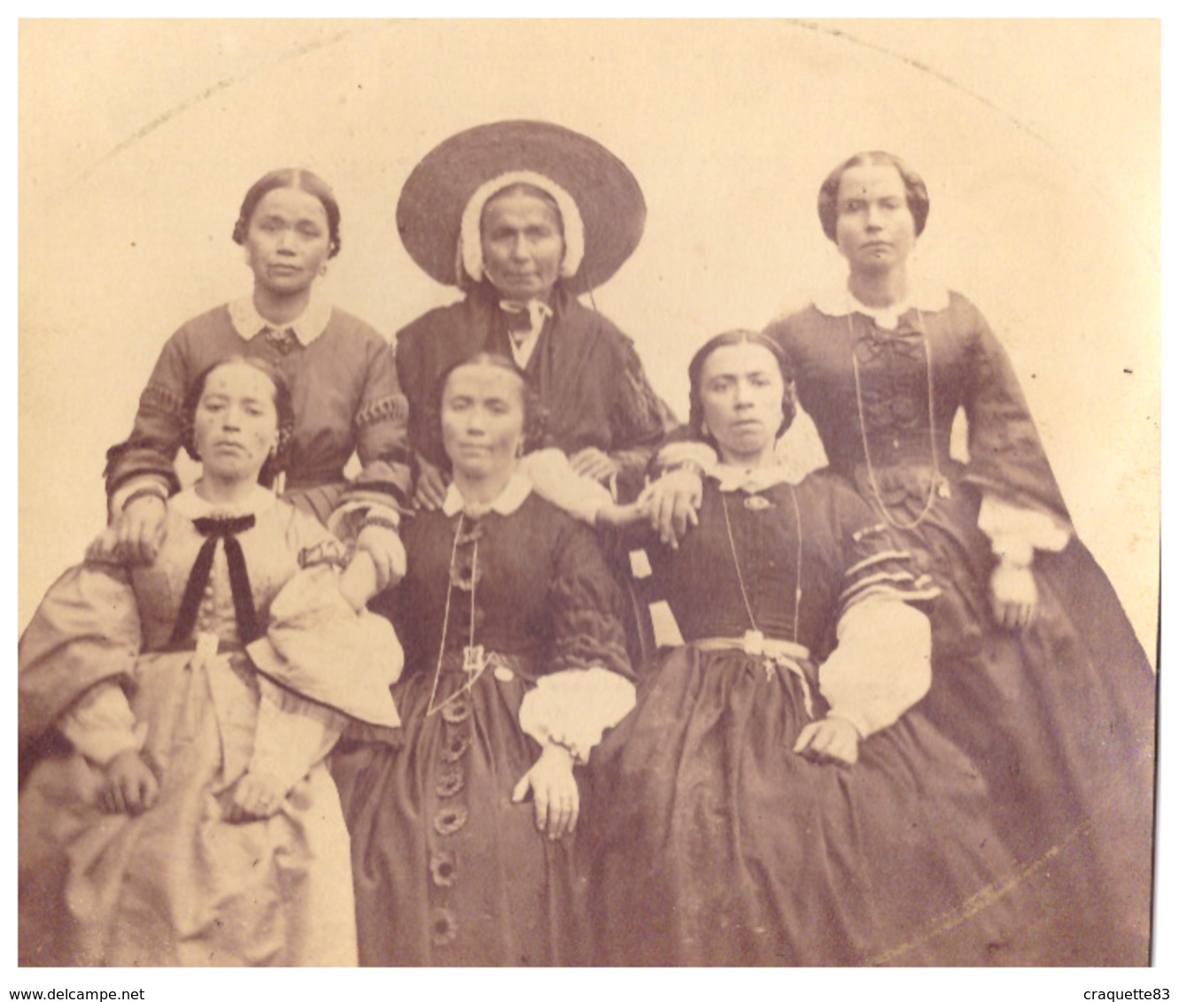 FEMMES COLS DENTELLES ROBES LONGUES. UNE FEMME PORTE LA COIFFE REGIONALE  BRETONNE?  SEPIA - Old (before 1900)