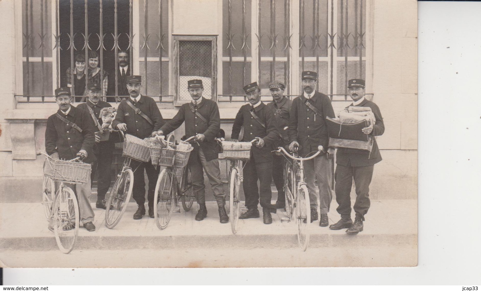 CARTE PHOTO  -  GROUPE DE FACTEURS A VELO ET A PIED DEVANT BUREAU DE POSTE - Daté 29 Juin 1927  - - Da Identificare